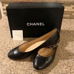 CHANEL Black Leather Flats with Chain Detail
